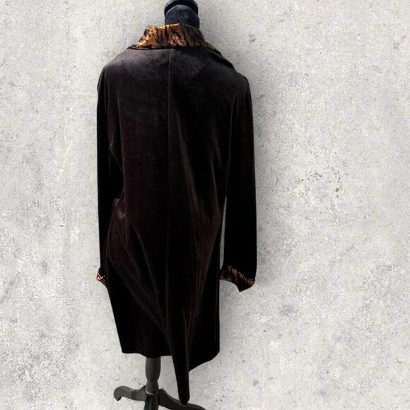 Bentley women’s size 12 black velvet velour, button-down leopard collar top - Picture 5 of 12